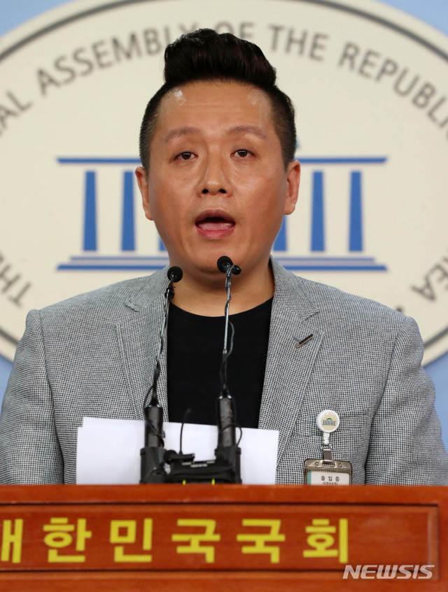 【서울=뉴시스】홍효식 기자 = 임태훈 군인권센터 소장이 31일 오후 서울 여의도 국회 정론관에서 자유한국당 김성태 원내대표의 원내대책회의 모두발언 규탄 기자회견을 하고 있다. 이날 임 소장은 "김성태 원내대표의 모두발언은 내란범들을 변호하는데 여념이 없었다"며, "당시 정부 여당으로서 소속 의원이나 관계자가 내란 음모에 연루되어 있을 경우, 통합진보당 해산의 판례에 비추어 자유한국당은 위헌정당의 오명을 벗어날 수 없고 해산 대상이다"고 주장했다. 한편, 이날 김성태 원내대표는 원내대책회의에서 "임태훈 소장이라는 분은 성 정체성에 대해 혼란을 겪는 분이 군 개혁을 주도하는 것은 어불성설이다. 양심적 병역 거부를 선언하고 구속된 전력이 있는데 문재인 정권와 임태훈 소장이 어떤 관계인지 명확하게 밝히라"고 촉구했다. 2018.07.31. yesphoto@newsis.com