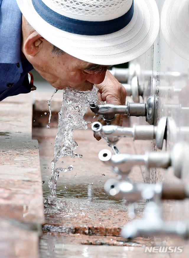 【대구=뉴시스】우종록 기자 = 연일 찜통더위가 이어지고 있는 31일 오후 대구시 중구 달성공원 수돗가에서 폭염에 지친 시민이 물을 마시며 더위를 식히고 있다. 2018.07.31.&nbsp; wjr@newsis.com 