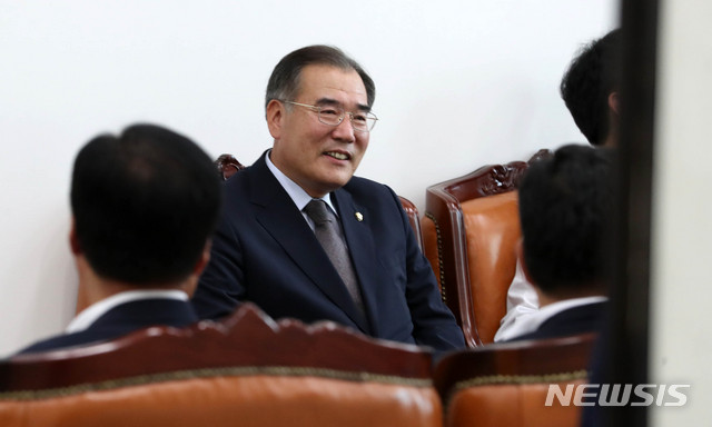 이개호 농림축산식품부 장관 후보자가 지난달 31일 오후 서울 여의도 국회 본청 농림축산식품해양수산위원회 회의실에서 열린 인사청문회 실시계획서 채택의 건 관련 전체회의 앞서 황주홍 위원장 등 의원들을 찾아 대화를 나누고 있는 모습. 뉴시스 사진자료