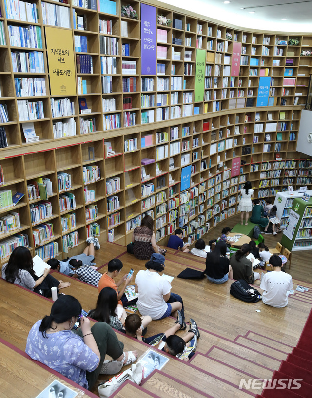 【서울=뉴시스】이영환 기자 = 서울과 전국 대부분 지역에 폭염경보가 이어지고 있는 31일 오후 서울 중구 서울도서관에서 시민들이 책을 읽으며 더위를 피하고 있다. 2018.07.31.&nbsp; 20hwan@newsis.com