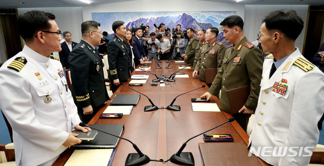 【파주=뉴시스】사진공동취재단 = 남북 대표단이 31일 오후 경기도 파주시 판문점 남측 평화의 집에서 열린 제9차 남북 장성급 회담을 마친 뒤 이야기를 나누고 있다. 2018.07.31. photo@newsis.com