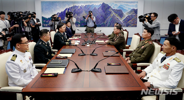 【파주=뉴시스】사진공동취재단 = 김도균 남측 수석대표와 안익산 북측 수석대표가 31일 오후 경기도 파주시 판문점 남측 평화의 집에서 열린 제9차 남북 장성급 회담을 마친 뒤 이야기를 나누고 있다. 2018.07.31. photo@newsis.com