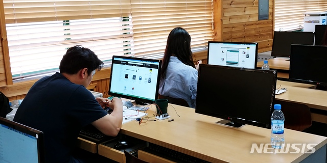 【창원=뉴시스】강경국 기자 = 지난 31일 경남 사천시 동성초등학교에서 사천교육지원청이 주관하는 제4차 산업혁명시대 대비 메이커 교육 직무연수가 개최된 가운데 교사들이 아듀이노(Arduino)를 활용한 코딩용 키트를 제작하고 있다. 2018.08.01. (사진=사천교육지원청 제공)photo@newsis.com