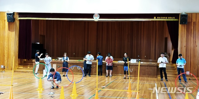 【창원=뉴시스】강경국 기자 = 지난 31일 경남 사천시 동성초등학교에서 사천교육지원청이 주관하는 제4차 산업혁명시대 대비 메이커 교육 직무연수가 개최된 가운데 교사들이 제4차 산업혁명 대비 드론 활용법에 대해 교육을 받고 있다. 2018.08.01. (사진=사천교육지원청 제공)photo@newsis.com