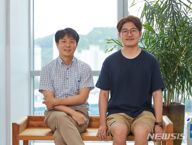 조기혁 도시환경공학부 교수(왼쪽)과 논문의 1저자인 김민준 대학원생 (사진=UNIST 제공)