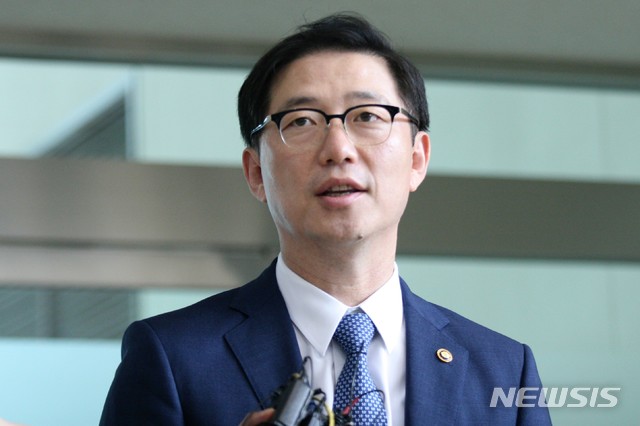 【고성(강원)=뉴시스】박종우 기자 = 천해성 통일부 차관을 비롯해 통일부 인도협력국장, 현대아산 관계자 등 9명으로 구성된 현장점검단이 금강산 이산가족 상봉시설 개보수 현장을 방문, 진행상황을 점검하고 현장 관계자들을 격려하기 위해 1일 오후 1시께 강원 고성군 동해선출입국사무소를 통과해 출경하고 있다. 2018.08.01.&nbsp;&nbsp; jongwoo425@newsis.com