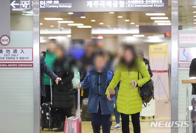 【제주=뉴시스】우장호 기자 = 제주국제공항 입국장에 들어서는 외국인 관광객. woo1223@newsis.com