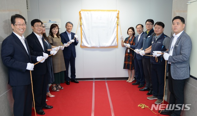 【진주=뉴시스】정경규 기자 = 한국승강기안전공단이 1일 승강기관련 민원업무를 원스톱으로 처리하는 통합고객지원센터 현판식을 갖고 있다.