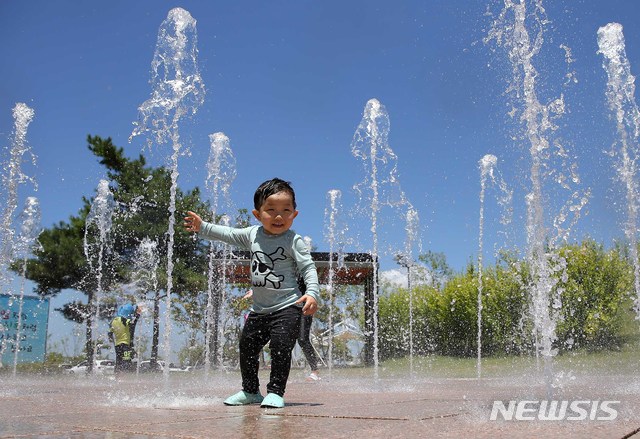 【청주=뉴시스】인진연 기자 = 충북지역 낮 최고기온이 38도 이상 오르며 충주와 제천 등에서 역대 최고기온을 경신한 1일, 청주 문암생태공원에 설치된 물놀이 시설에서 아이들이 더위를 식히고 있다. 2018.08.01.&nbsp; inphoto@newsis.com 