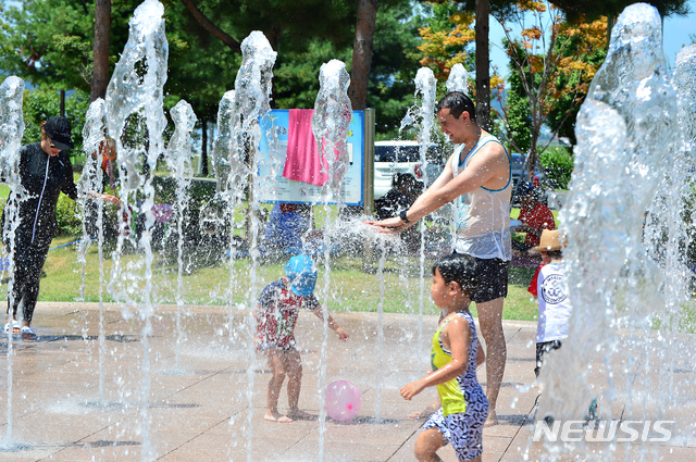 【청주=뉴시스】인진연 기자 = 충북지역 낮 최고기온이 38도 이상 오르며 충주와 제천 등에서 역대 최고기온을 경신한 1일, 청주 문암생태공원에 설치된 물놀이 시설이 더위를 식히려는 사람들로 북적이고 있다. 2018.08.01. inphoto@newsis.com