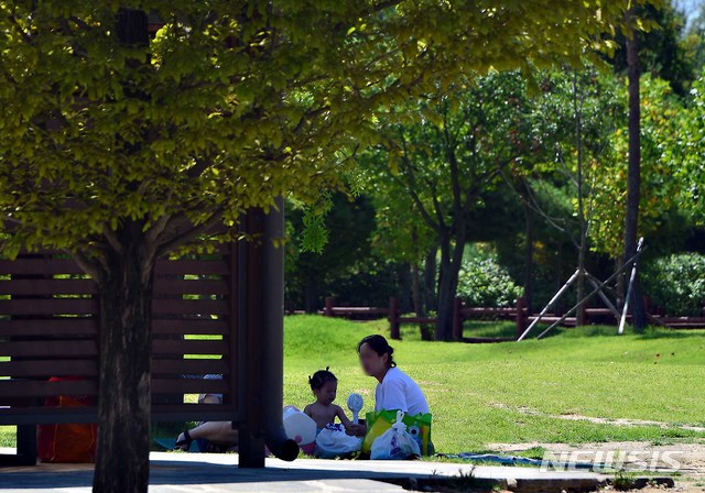 【청주=뉴시스】인진연 기자 = 충북지역 낮 최고기온이 38도 이상 오르며 충주와 제천 등에서 역대 최고기온을 경신한 1일, 청주 문암생태공원 나무그늘에서 시민들이 더위를 피하고 있다. 2018.08.01. inphoto@newsis.com