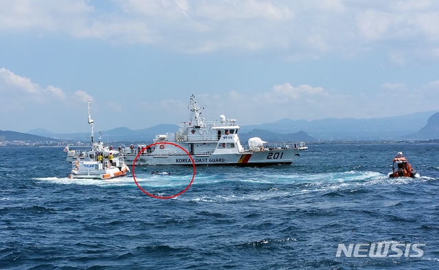 【서귀포=뉴시스】우장호 기자 = 1일 오전 10시37분께 제주 서귀포시 대정읍 가파도 서쪽 1.3㎞ 해상에서 세화포구에서 실종된 것으로 추정되는 여성 관광객 최모(38·붉은 원)씨의 시신이 발견됐다. 신고를 받고 출동한 해경이 최씨의 시신을 수습하고 있다. 2018.08.01. (사진=서귀포해양경찰서 제공) woo1223@newsis.com