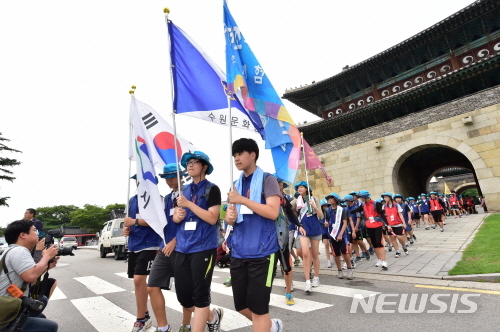 지난달 29일부터 8월 1일까지 3박 4일 동안 잔향ㄷ한 정조대왕 능행차길 체험순례’ 행사에 수원 서울지역 청소년 240명이 참가했다.  