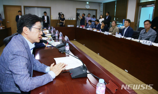 【창원=뉴시스】 홍정명 기자 = 1일 경남발전연구원에서 김경수 도지사가 도정 인수위원회인 '새로운 경남위원회'에서 마련한 '도정 4개년 계획' 보고를 받은 후 자신의 의견을 밝히고 있다.2018.08.01.(사진=경남도 제공)&nbsp; photo@newsis.com 