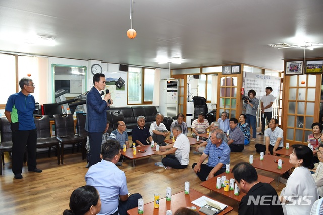 무더위쉼터를 방문한 이항진 여주시장.