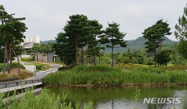 【양주=뉴시스】배성윤 기자 = '콩국수 면발 갑질'로 물의를 일으킨 르 메르디앙 서울(옛 리츠칼튼 호텔) L(68) 회장이 전담 운전기사에게 "냄새가 난다. 차에서 내려라" 등 인격 모독성 발언을 하면서 '냄새 갑질'을 했던 것으로 드러났다. 사진은 L회장 소유의 레이크우드CC. 2018.08.01. shinybae@newsis.com