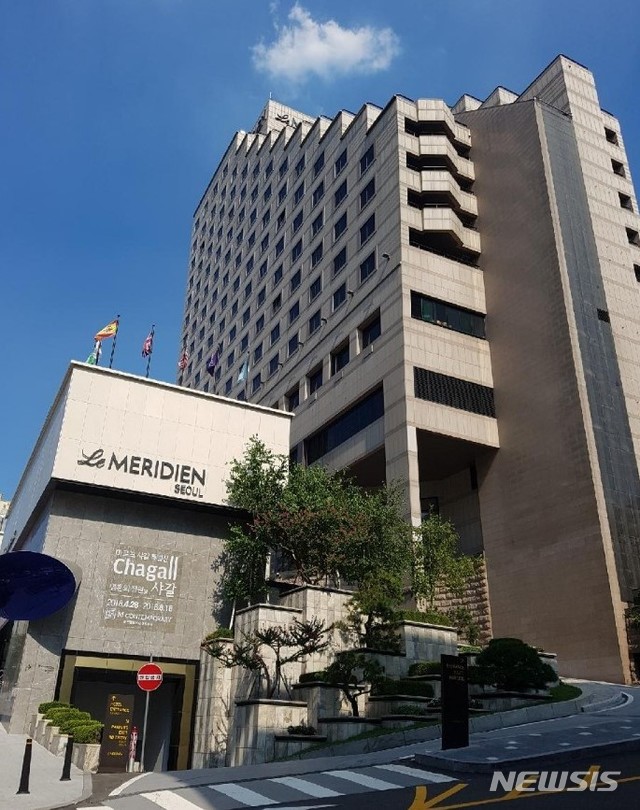 【양주=뉴시스】배성윤 기자 = '콩국수 면발 갑질'로 물의를 일으킨 르 메르디앙 서울(옛 리츠칼튼 호텔) L(68) 회장이 전담 운전기사에게 "냄새가 난다. 차에서 내려라" 등 인격 모독성 발언을 하면서 '냄새 갑질'을 했던 것으로 드러났다. 사진은 지난 해 리츠칼튼 호텔에서 이름을 바꾼 르 메리디앙 서울. 2018.08.01.&nbsp; shinybae@newsis.com 