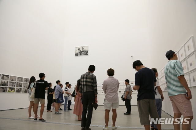 【서울=뉴시스】 국립현대미술관을 찾은 관람객