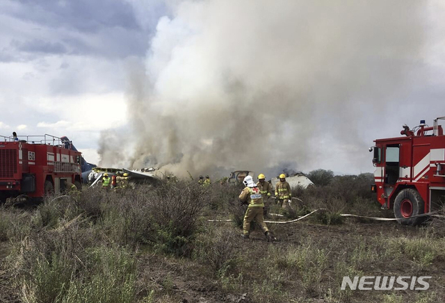 【두랑고( 멕시코)= AP/뉴시스】아에로멕시코 항공사의 여객기가 이륙하자마자 추락한 두랑고 시 공항 부근 들판에서 소방대가 진화작업을 펴고 있다.&nbsp;&nbsp;&nbsp; 