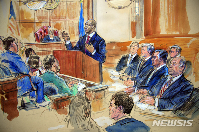 31일 저녁 개시된 폴 매너포트 재판정 스케치. 배심원다 앞에서 버지니아 동부 연방지검 검사가 죄를 주장하고 있고 뒷줄 오른쪽 두번째에 매너포트가 변호인과 앉아있다. AP