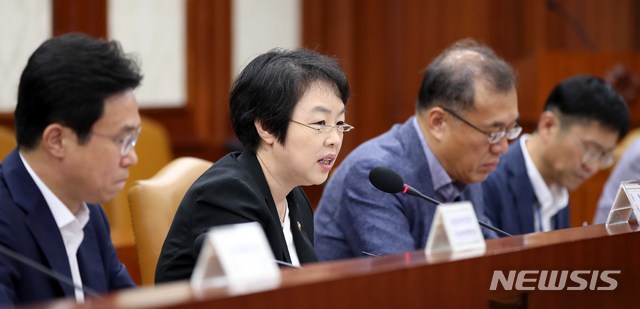 【서울=뉴시스】고범준 기자 = 황수경 통계청장이 1일 오전 서울 종로구 세종대로 정부서울청사에서 열린 물가관계차관회의에서 발언을 하고 있다. 2018.08.01. bjko@newsis.com