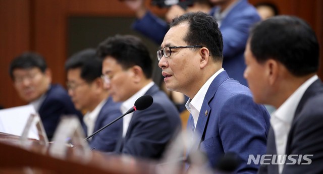 【서울=뉴시스】고범준 기자 = 고형권 기획재정부 1차관이 1일 오전 서울 종로구 세종대로 정부서울청사에서 열린 물가관계차관회의에서 모두발언을 하고 있다. 2018.08.01. bjko@newsis.com