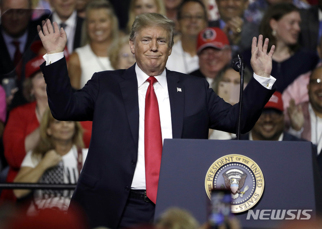 【템파=AP/뉴시스】도널드 트럼프 미국 대통령이 7월 31일(현지시간) 플로리다 주 템파에서 선거유세를 진행하고 있다. 2018.8.1. 