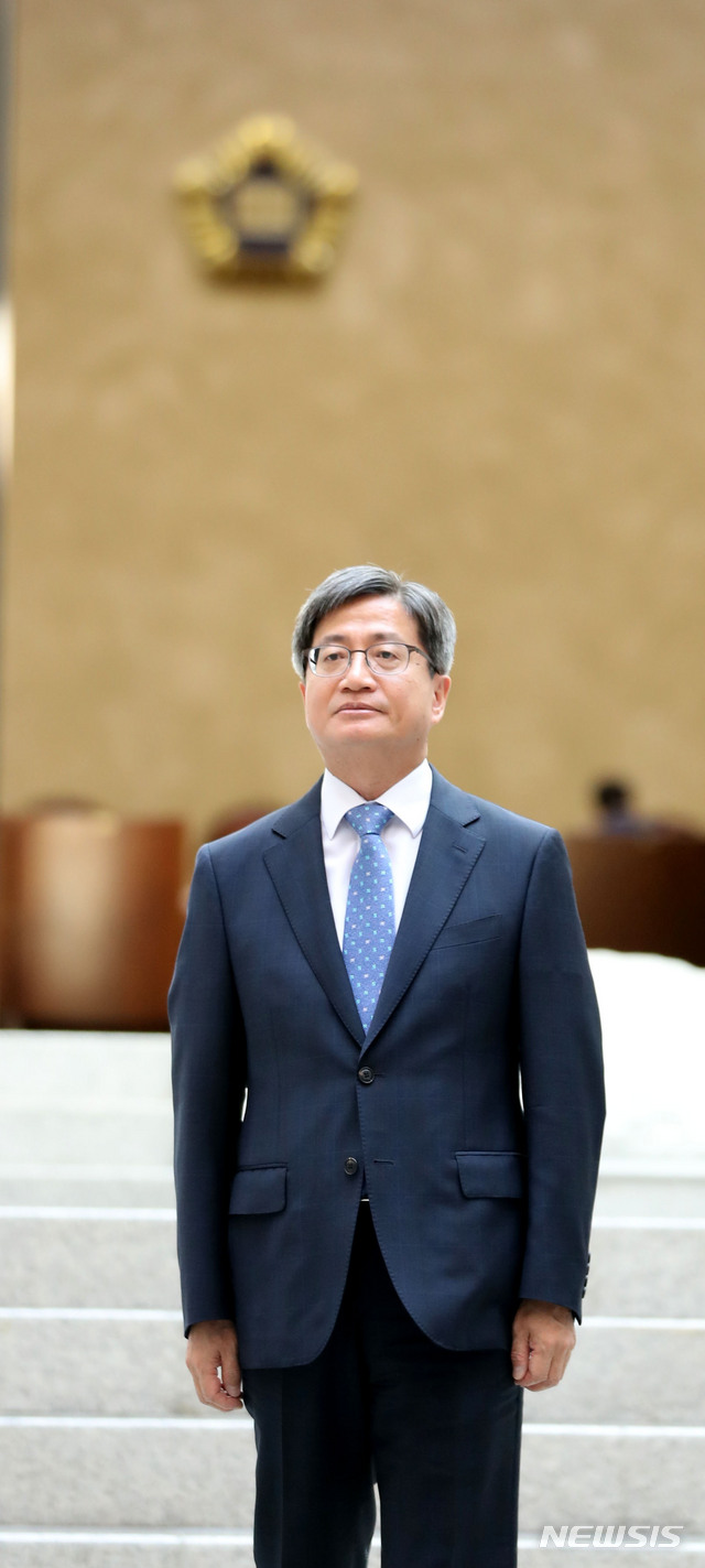 【서울=뉴시스】박주성 기자 = 지난달 1일 오전 서울 서초동 대법원 중앙홀에서 열린 '고영한, 김창석, 김신 대법관 퇴임식'에 김명수 대법원장이 참석해 기념촬영 준비를 하고 있다. 2018.08.01. park7691@newsis.com
