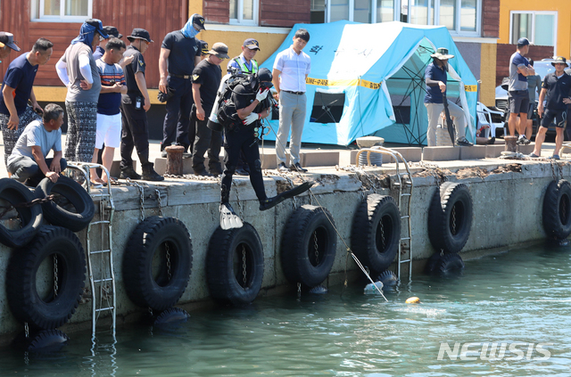 【제주=뉴시스】우장호 기자 = 제주에 관광 온 30대 여성이 실종된 지 7일이 지난 가운데 1일 오전 제주시 구좌읍 세화리 세화포구 내 해상을 경찰과 해경이 어선과 그물을 동원해 수색하고 있다. 2018.08.01. woo1223@newsis.com