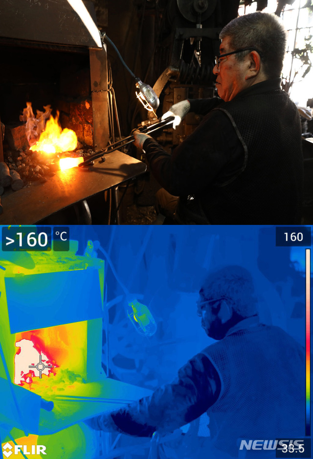 【서울=뉴시스】이영환 기자 = 서울의 낮 최고 기온이 39도로 예보된 1일 오전 서울 동대문구 동광대장간에서 대표 이흔집씨가 쇠를 달구고 있다.아래 사진은 FLIR 열화상카메라로 이씨의 작업장면을 촬영한 모습으로 화로 인근 온도가 160도를 나타내고 있다. 2018.08.01.  20hwan@newsis.com