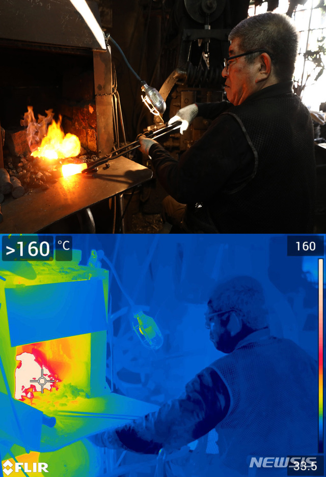 【서울=뉴시스】이영환 기자 = 서울의 낮 최고 기온이 39도로 예보된 1일 오전 서울 동대문구 동광대장간에서 대표 이흔집씨가 쇠를 달구고 있다. 아래 사진은 FLIR 열화상카메라로 이씨의 작업장면을 촬영한 모습으로 화로 인근 온도가 160도를 나타내고 있다. 2018.08.01.&nbsp; 20hwan@newsis.com 