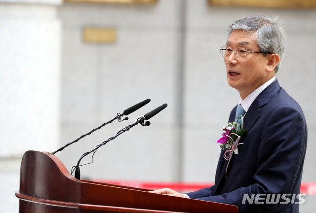 【서울=뉴시스】박주성 기자 = 지난 8월1일 오전 서울 서초동 대법원 중앙홀에서 열린 퇴임식에서 고영한 전 대법관이 퇴임사를 하고 있다. 2018.08.01. park7691@newsis.com