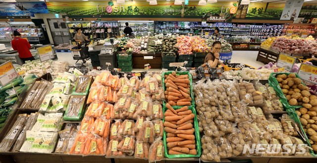 서울 용산의 한 대형마트에 진열된 각종 채소. 뉴시스 사진 자료