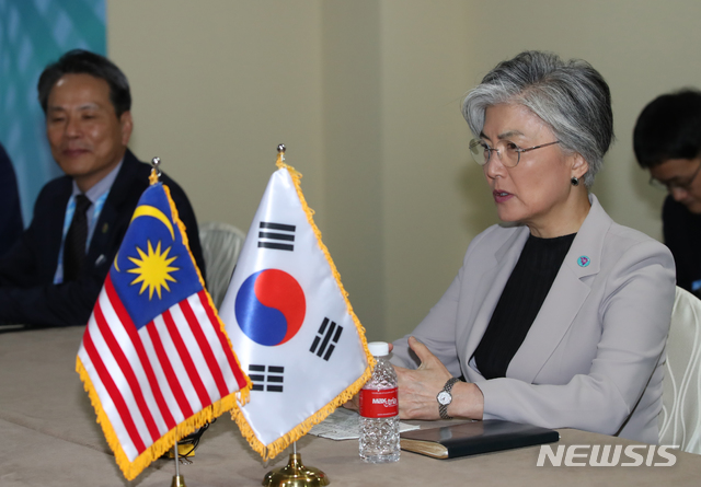 【싱가포르=뉴시스】배훈식 기자 = 2018 아세안지역안보포럼(ARF) 등 아세안 관련 연쇄회의에 참석한 강경화 외교부 장관이 1일 싱가포르 엑스포 컨벤션센터에서 사이푸딘 압둘라 말레이시아 외무장관과 양자회담을 하고 있다. 2018.08.01.&nbsp; photo@newsis.com