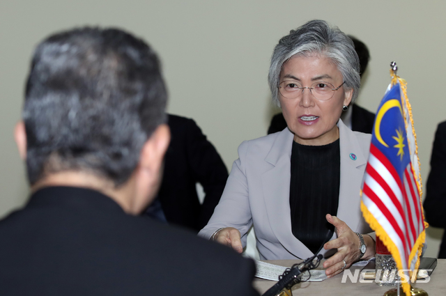 【싱가포르=뉴시스】배훈식 기자 = 2018 아세안지역안보포럼(ARF) 등 아세안 관련 연쇄회의에 참석한 강경화 외교부 장관이 1일 싱가포르 엑스포 컨벤션센터에서 사이푸딘 압둘라 말레이시아 외무장관과 양자회담을 하고 있다. 2018.08.01.&nbsp; photo@newsis.com 