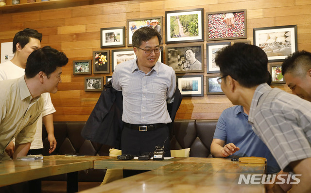 【서울=뉴시스】최동준 기자 = 김동연 경제부총리 겸 기획재정부 장관이 1일 서울 성북구 한 카페에서 소상공인들과 간담회 전 겉옷을 벗고 있다. 2018.08.01.&nbsp; photocdj@newsis.com