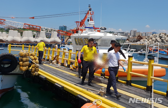 【서귀포=뉴시스】우장호 기자 = 1일 오전 10시37분께 제주 서귀포시 대정읍 가파도 서쪽 1.3㎞ 해상에서 세화포구에서 실종된 여성 관광객 최모(38)씨의 시신이 발견됐다. 신고를 받고 출동한 해경이 최씨의 시신을 옮기고 있다. 2018.08.01. (사진=서귀포해양경찰서 제공) woo1223@newsis.com
