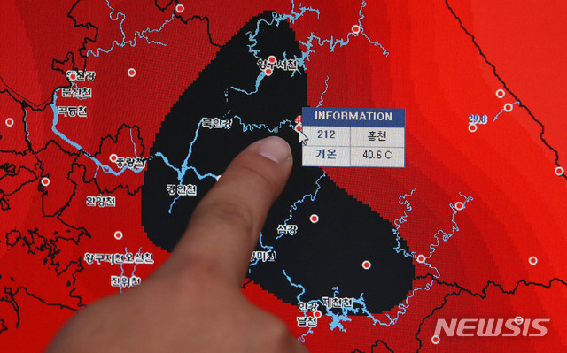 【서울=뉴시스】김선웅 기자 = 강원도 홍천 최고 기온이 40.6도를 기록하면서 국내 기상관측 사상 최고치를 기록한 1일 오후 서울 종로구 송월동 공식관측소 내 모니터에 홍천군 기온이 표시되고 있다. 지도상 검은색 부분은 40도를 돌파한 지역을 표시한 것이다. 2018.08.01. mangusta@newsis.com