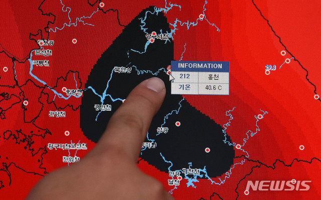 【서울=뉴시스】김선웅 기자 = 강원도 홍천 최고 기온이 40.6도를 기록하면서 국내 기상관측 사상 최고치를 기록한 1일 오후 서울 종로구 송월동 공식관측소 내 모니터에 홍천군 기온이 표시되고 있다. 지도상 검은색 부분은 40도를 돌파한 지역을 표시한 것이다. 2018.08.01. mangusta@newsis.com