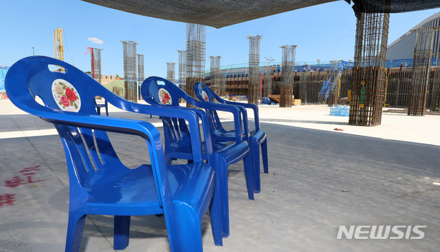 【세종=뉴시스】강종민 기자 = 살인적인 폭염이 지속된 1일 오후 세종시 어진동 공공기관 발주 건설현장에 작업자들이 일손을 놓아 텅 비어 있다.&nbsp; 건설현장 관계자는 날씨가 너무 더워 오전에 나왔던 작업자들 대부분이 퇴근했다고 밝혔다.&nbsp;&nbsp; 이낙연 국무총리는 이날 정부와 지자체, 공공기관이 발주한 건축 토목 공사 현장에서 낮 시간대 작업을 중지하고, 덜 더운 시간대에 일하거나 작업을 몇일 연기하는 방안을 강구하라고 지시했다. 2018.08.01.&nbsp; ppkjm@newsis.com