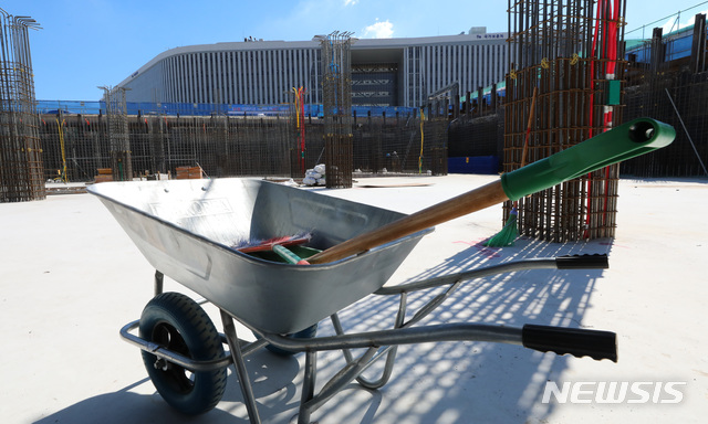 【세종=뉴시스】강종민 기자 = 살인적인 폭염이 지속된 1일 오후 세종시 어진동 공공기관 발주 건설현장에 작업자들이 일손을 놓아 텅 비어 있다. 건설현장 관계자는 날씨가 너무 더워 오전에 나왔던 작업자들 대부분이 퇴근했다고 밝혔다. 이낙연 국무총리는 이날 정부와 지자체, 공공기관이 발주한 건축 토목 공사 현장에서 낮 시간대 작업을 중지하고, 덜 더운 시간대에 일하거나 작업을 몇일 연기하는 방안을 강구하라고 지시했다. 2018.08.01. ppkjm@newsis.com