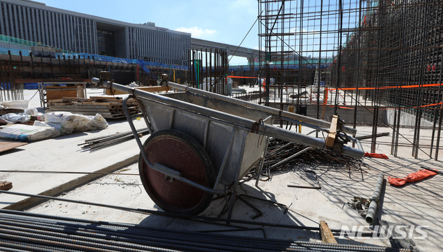 【세종=뉴시스】강종민 기자 = 살인적인 폭염이 지속된 1일 오후 세종시 어진동 공공기관 발주 건설현장에 작업자들이 일손을 놓아 텅 비어 있다. 건설현장 관계자는 날씨가 너무 더워 오전에 나왔던 작업자들 대부분이 퇴근했다고 밝혔다. 이낙연 국무총리는 이날 정부와 지자체, 공공기관이 발주한 건축 토목 공사 현장에서 낮 시간대 작업을 중지하고, 덜 더운 시간대에 일하거나 작업을 몇일 연기하는 방안을 강구하라고 지시했다. 2018.08.01. ppkjm@newsis.com