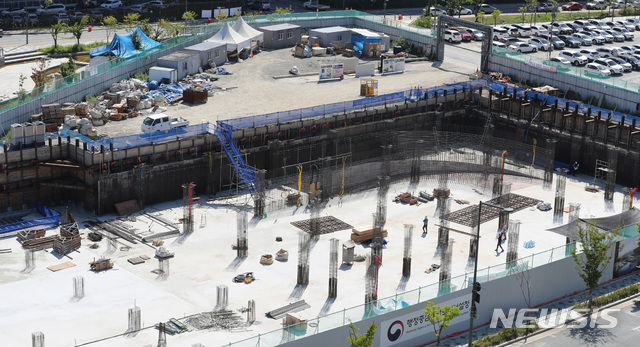 【세종=뉴시스】강종민 기자 = 살인적인 폭염이 지속된 1일 오후 세종시 어진동 공공기관 발주 건설현장에 작업자들이 일손을 놓아 텅 비어 있다. 건설현장 관계자는 날씨가 너무 더워 오전에 나왔던 작업자들 대부분이 퇴근했다고 밝혔다. 이낙연 국무총리는 이날 정부와 지자체, 공공기관이 발주한 건축 토목 공사 현장에서 낮 시간대 작업을 중지하고, 덜 더운 시간대에 일하거나 작업을 몇일 연기하는 방안을 강구하라고 지시했다. 2018.08.01. ppkjm@newsis.com