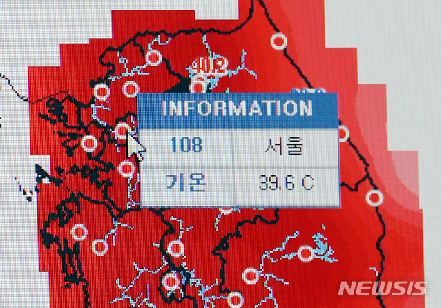 【서울=뉴시스】김선웅 기자 = 서울 최고 기온이 39.6도를 기록하면서 국내 기상관측 사상 최고치를 기록한 1일 오후 서울 종로구 송월동 공식관측소 내 모니터에 서울 기온이 표시되고 있다. 2018.08.01. photo@newsis.com