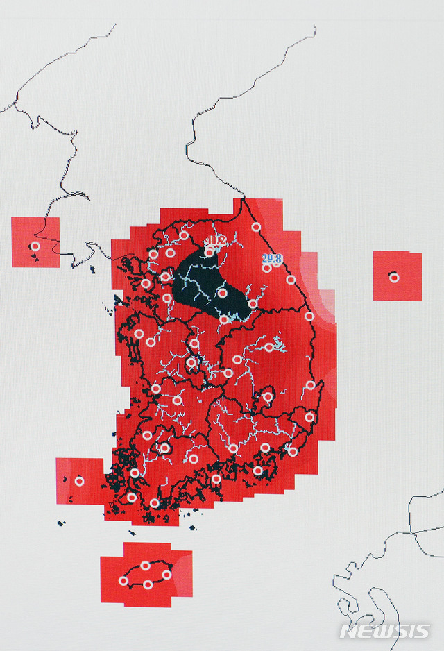 【서울=뉴시스】김선웅 기자 = 서울 최고 기온이 39.6도를 기록하면서 국내 기상관측 사상 최고치를 기록한 1일 오후 서울 종로구 송월동 공식관측소 내 모니터에 한반도 폭염 상황이 표시되고 있다. 지도상 검은색 부분은 40도를 돌파한 지역을 표시한 것이다. 2018.08.01. photo@newsis.com