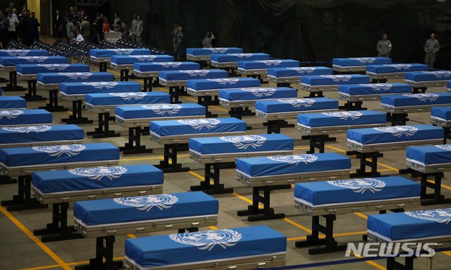 【평택=뉴시스】최진석 기자 = 북한으로부터 돌려받은 한국전 참전 미군 유해가 본국으로 송환되 전 기념식을 하기 위해 1일 오후 경기도 평택시 주한미공군 오산기지에 대기하고 있다. 2018.08.01. photo@newsis.com