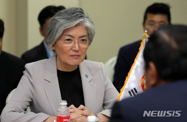 【싱가포르=뉴시스】배훈식 기자 = 강경화 외교부 장관이 1일 오후 싱가포르 엑스포 컨벤션센터에서 쁘락 소콘 캄보디아 선임장관 겸 외교장관의 모두발언을 듣고 있다. 2018.08.01.&nbsp; photo@newsis.com