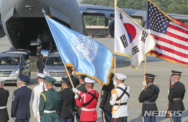 【평택=뉴시스】최진석 기자 = 1일 오후 경기도 평택시 오산공군기지에서 열린 북한으로 돌려받은 6.25 전쟁 참전 미군 유해 송환식에서 유해가 운구되고 있다. 2018.08.01.myjs@newsis.com