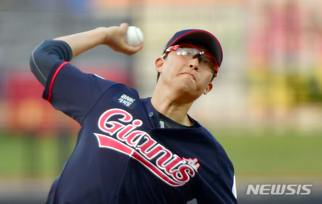 【광주=뉴시스】류형근 기자 = 1일 오후 광주 북구 운암동 광주-기아챔피언스필드에서 열린 2018프로야구 KIA 타이거즈 대 롯데 자이언츠의 경기, 1회말 무사에서 롯데 선발투수 박세웅이 역투하고 있다. 2018.08.01. hgryu77@newsis.com