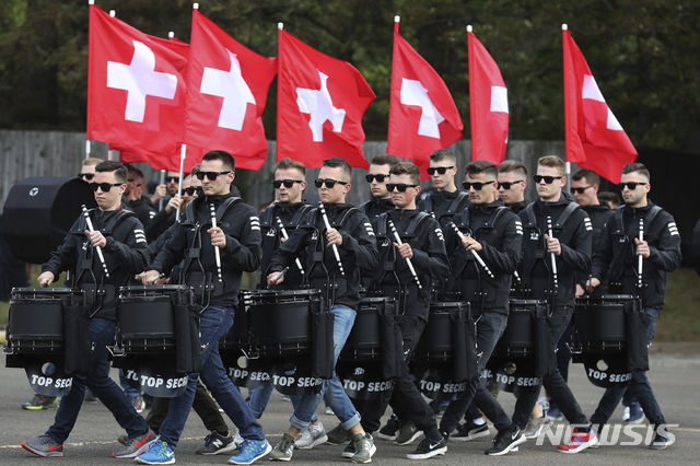[에든버러=AP/뉴시스] 2018년 자료 사진으로, 영국 에든버러에서 공연을 준비 중인 스위스 군악대 모습. (사진=뉴시스DB)